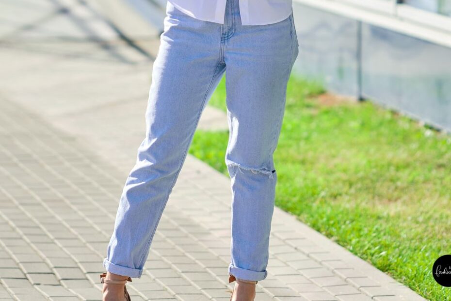 Woman in light blue boyfriend jeans.