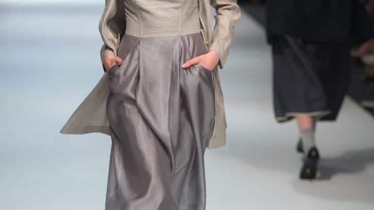 7 Fall/Winter Runway Looks for Women Over 40 84 Fashion model wears runway looks for women over 40.