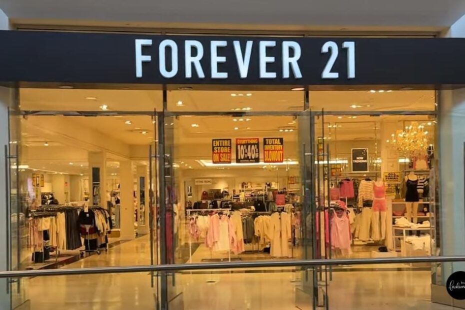 Forever 21: The Next Retail Chain to Disappear? 8 Forever 21 storefront.